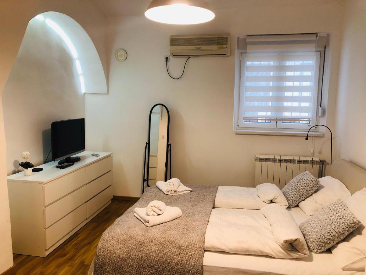 Apartman Tina ノヴィ・サド エクステリア 写真